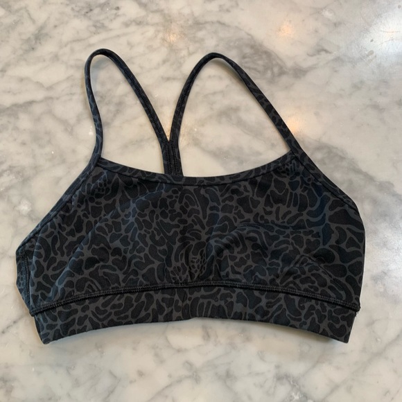 Lululemon flow y bra 6 EUC - Picture 5 of 8